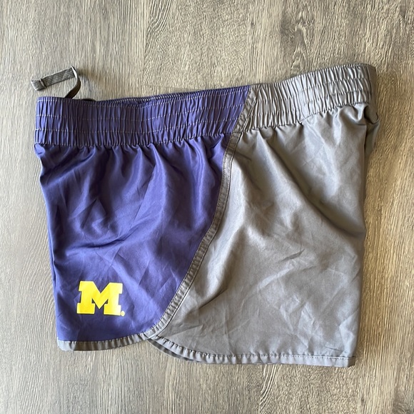 Size medium 8/10 Michigan running shorts - Picture 8 of 9